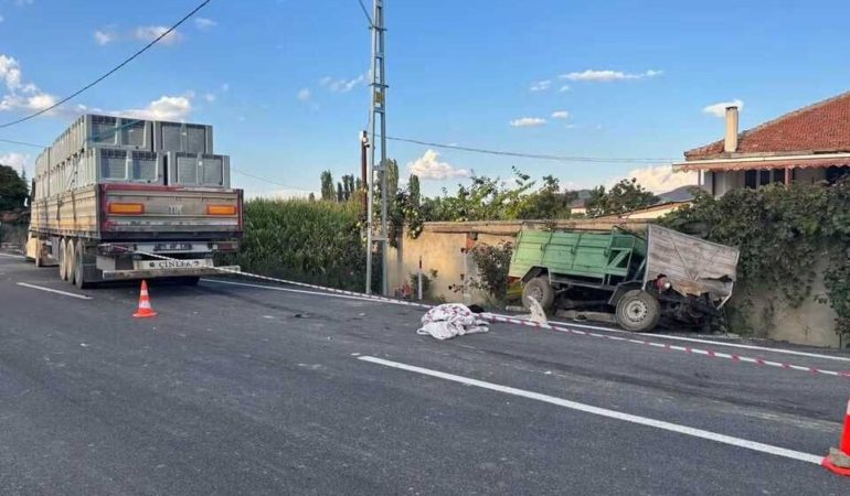 Şarkikaraağaç Salur’da Yürek Burkan Kaza: Anne Hayatını Kaybetti, Oğlu Ağır Yaralı!