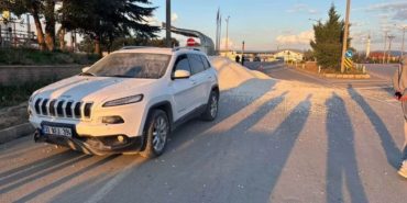 Şarkikaraağaç’ta Akıl Almaz Sorumsuzluk: Yol Ortasındaki Kum Tuzağı Kazaya Neden Oldu!