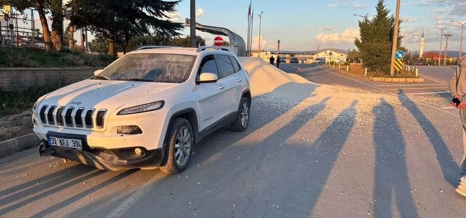 Şarkikaraağaç’ta Akıl Almaz Sorumsuzluk: Yol Ortasındaki Kum Tuzağı Kazaya Neden Oldu!