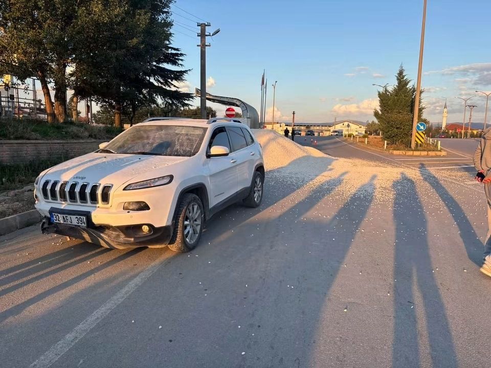 Şarkikaraağaç’ta Akıl Almaz Sorumsuzluk: Yol Ortasındaki Kum Tuzağı Kazaya Neden Oldu!
