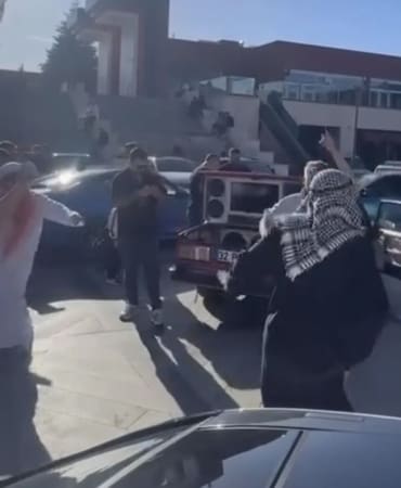 SDÜ Kampüsü’nde Eğlence Tavan Yaptı: Roman Havası ve Arap Kostümleriyle Renkli Anlar!