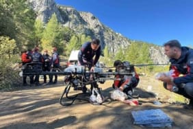 Sütçüler Yazılı Kanyon’da Gerilim Dorukta: Mahsur Kalanlara Dev Dronla Hayat Köprüsü Kuruldu!