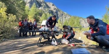 Sütçüler Yazılı Kanyon’da Gerilim Dorukta: Mahsur Kalanlara Dev Dronla Hayat Köprüsü Kuruldu!