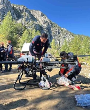 Sütçüler Yazılı Kanyon’da Gerilim Dorukta: Mahsur Kalanlara Dev Dronla Hayat Köprüsü Kuruldu!