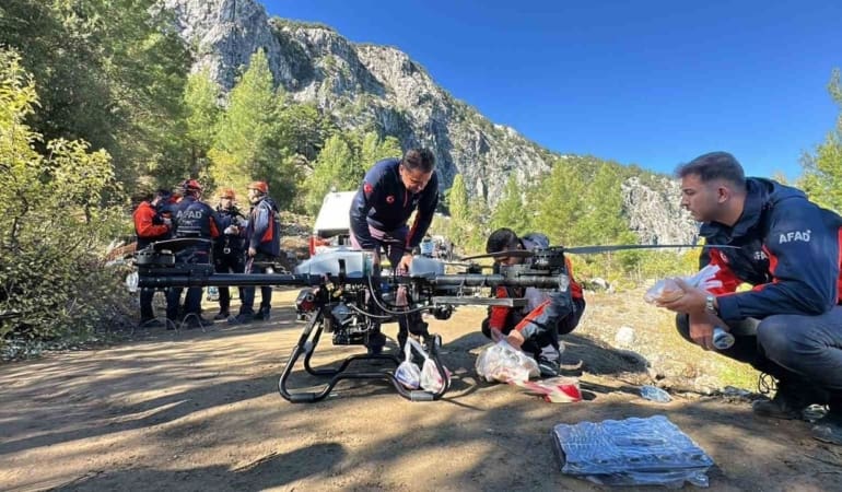 Sütçüler Yazılı Kanyon’da Gerilim Dorukta: Mahsur Kalanlara Dev Dronla Hayat Köprüsü Kuruldu!