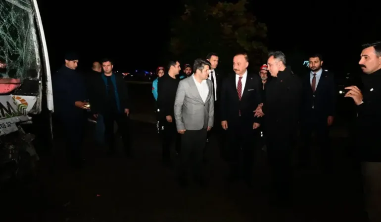 Vali Erin’den Keçiborlu Kazası Sonrası İlk Açıklama: 17 Yaralı Var, Hayati Tehlike Yok!