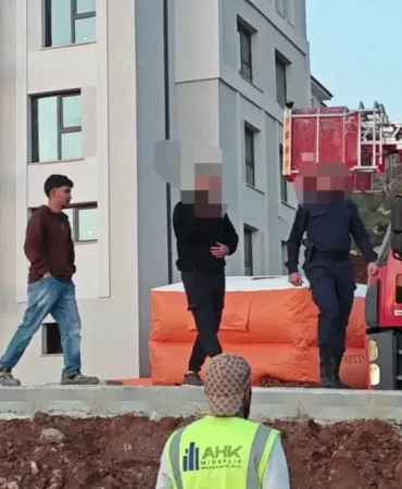 Yalvaç’ta Maaş Gerilimi: İnşaat İşçisi Çatıya Çıktı, Ekipler Nefes Kesen Operasyonla Kurtardı!
