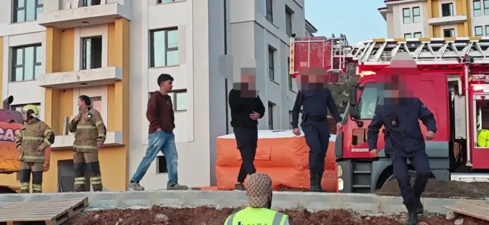 Yalvaç’ta Maaş Gerilimi: İnşaat İşçisi Çatıya Çıktı, Ekipler Nefes Kesen Operasyonla Kurtardı!