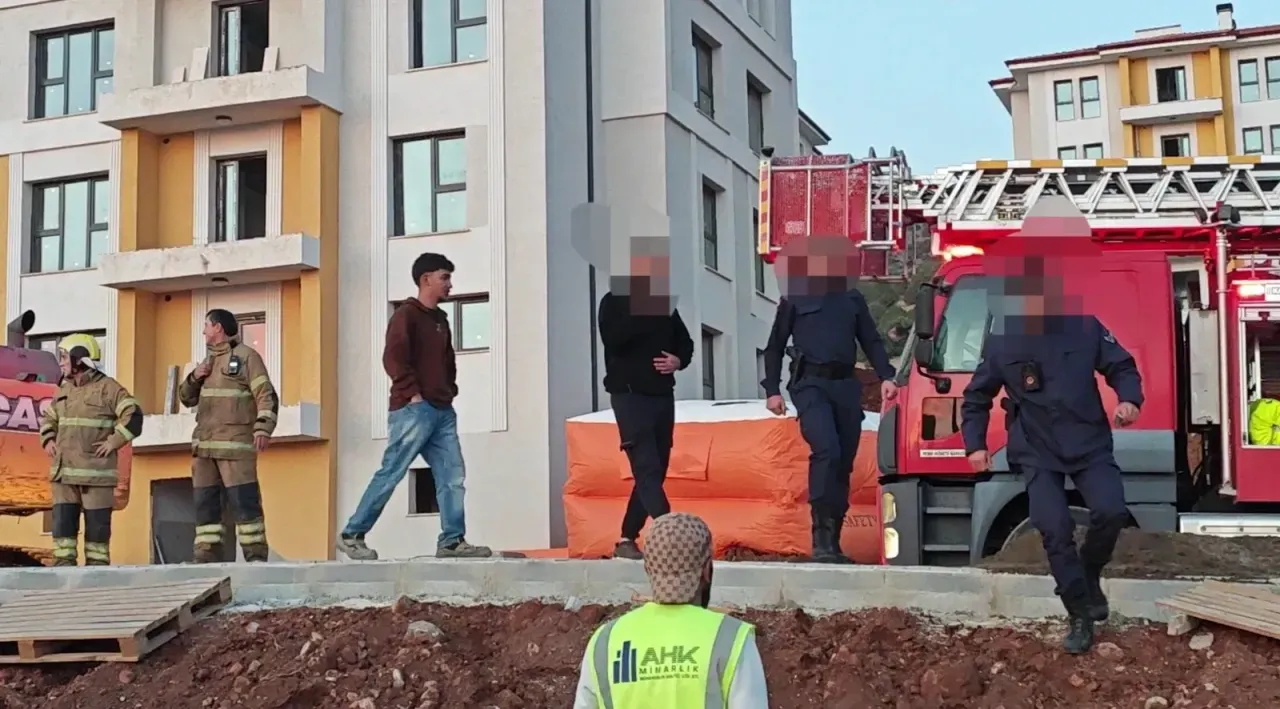 Yalvaç’ta Maaş Gerilimi: İnşaat İşçisi Çatıya Çıktı, Ekipler Nefes Kesen Operasyonla Kurtardı!