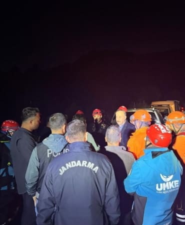 Yazılı Kanyon’da Gerilim Dolu Kurtarma Operasyonu: 3 Kişi Kurtarıldı, 10 Kişiyle İrtibat Sağlandı!