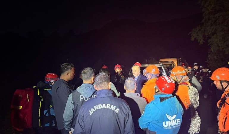Yazılı Kanyon’da Gerilim Dolu Kurtarma Operasyonu: 3 Kişi Kurtarıldı, 10 Kişiyle İrtibat Sağlandı!